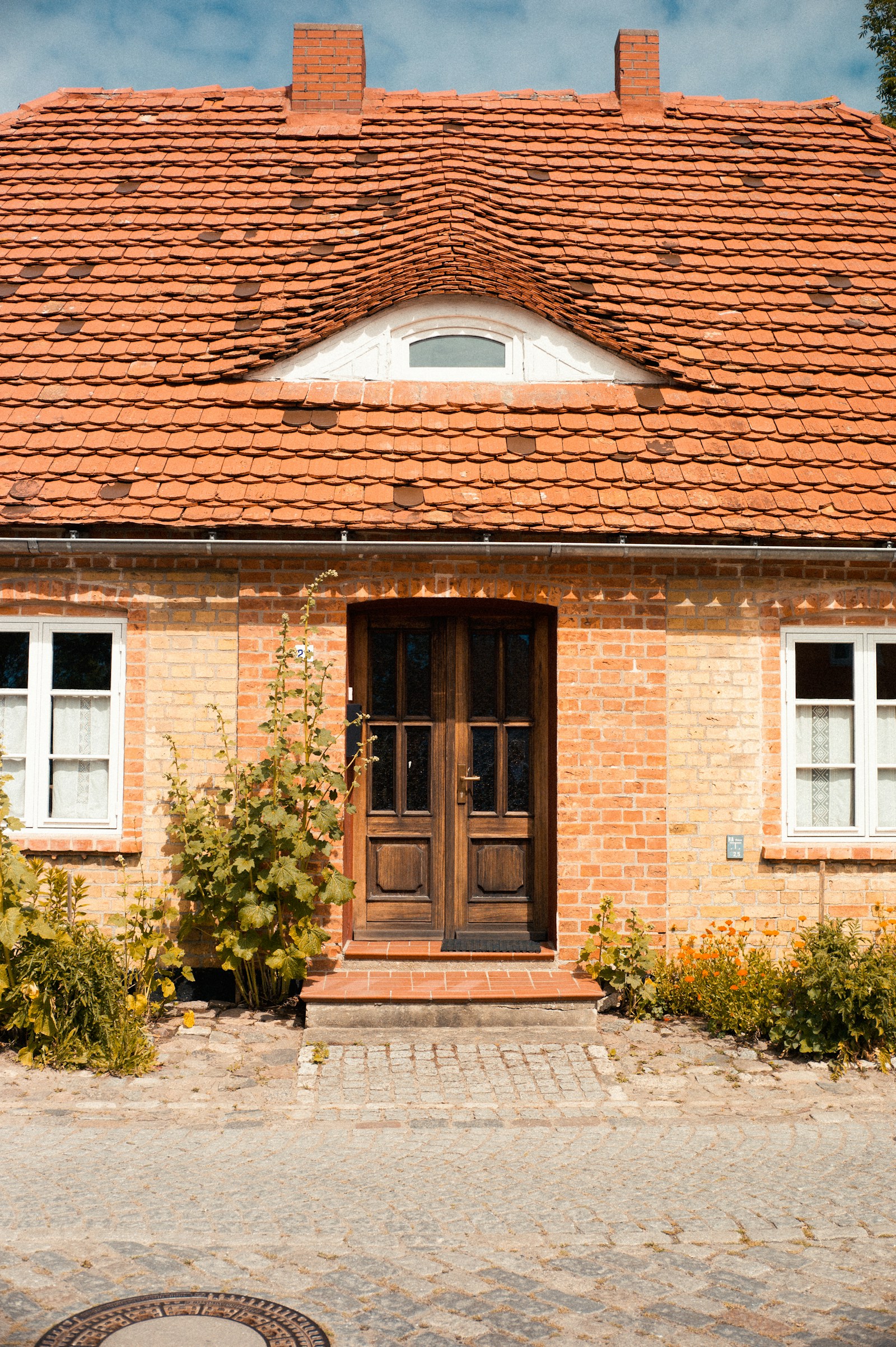 Backsteinwohnhaus mit Ziegeldach in Putgarten, Deutschland